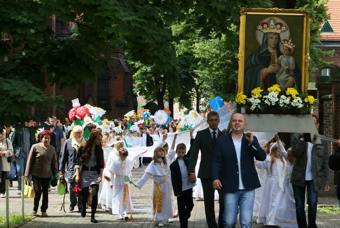 Dzieci pierwszokomunijne w katedrze, cz. 1