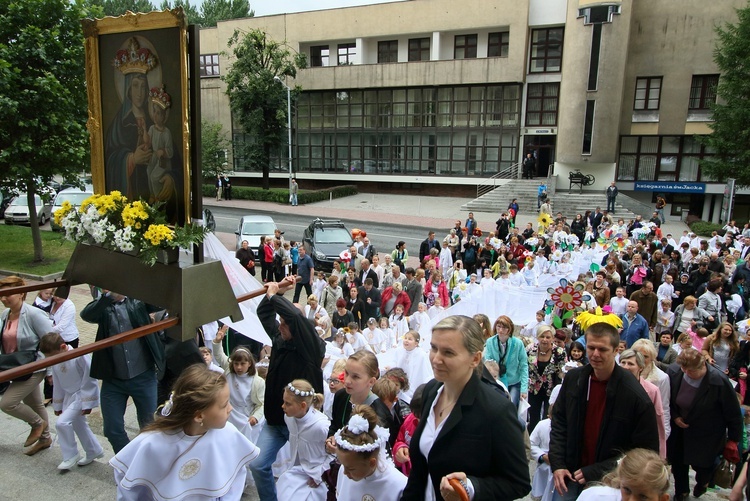 Dzieci pierwszokomunijne w katedrze, cz. 1