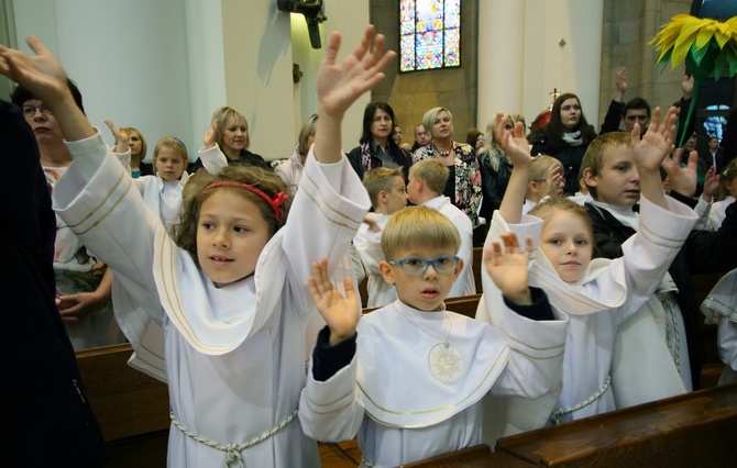 Dzieci pierwszokomunijne w katedrze, cz. 1