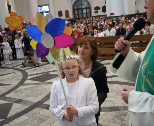 Dzieci pierwszokomunijne w katedrze, cz. 1