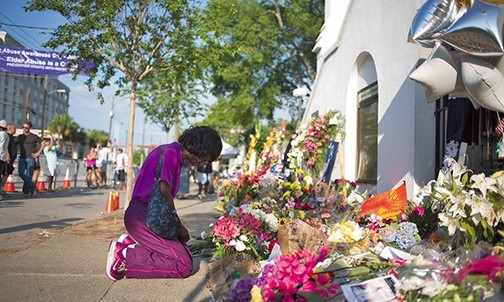 21.06.2015. Charleston. USA. Ludzie modlą się przed kościołem metodystów (Emanuel African Methodist Episcopal Church), w którym 17 czerwca Dylann Roof (lat 21) zastrzelił podczas modlitwy 9 osób, włącznie z pastorem. 