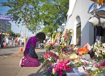 21.06.2015. Charleston. USA. Ludzie modlą się przed kościołem metodystów (Emanuel African Methodist Episcopal Church), w którym 17 czerwca Dylann Roof (lat 21) zastrzelił podczas modlitwy 9 osób, włącznie z pastorem. 