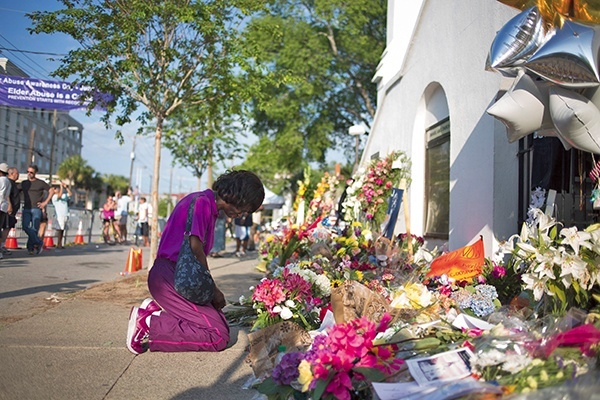 21.06.2015. Charleston. USA. Ludzie modlą się przed kościołem metodystów (Emanuel African Methodist Episcopal Church), w którym 17 czerwca Dylann Roof (lat 21) zastrzelił podczas modlitwy 9 osób, włącznie z pastorem. 