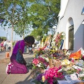 21.06.2015. Charleston. USA. Ludzie modlą się przed kościołem metodystów (Emanuel African Methodist Episcopal Church), w którym 17 czerwca Dylann Roof (lat 21) zastrzelił podczas modlitwy 9 osób, włącznie z pastorem. 