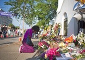 21.06.2015. Charleston. USA. Ludzie modlą się przed kościołem metodystów (Emanuel African Methodist Episcopal Church), w którym 17 czerwca Dylann Roof (lat 21) zastrzelił podczas modlitwy 9 osób, włącznie z pastorem. 