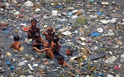 Laudato si’ to pierwsza encyklika o ekologii. Na zdjęciu: dzieci na Filipinach w zanieczyszczonej rzece