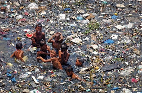 Laudato si’ to pierwsza encyklika o ekologii. Na zdjęciu: dzieci na Filipinach w zanieczyszczonej rzece