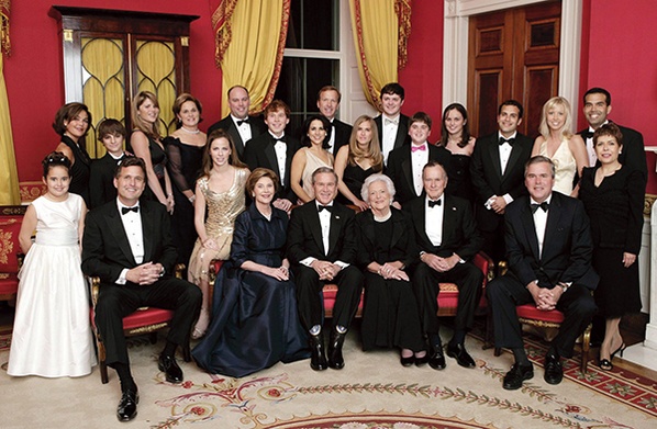 Rodzina Bushów w komplecie. Na pierwszym planie (od prawej): Jeb, George senior z żoną Barbarą, George junior z żoną Laurą