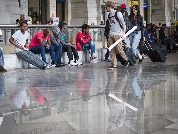 Mediolański dworzec  jest jednym z większych we Włoszech. Przewijają się przez niego setki podróżnych, a wśród nich ci, dla których podróż oznacza przetrwanie albo śmierć 