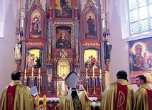  Odrestaurowany obraz znajduje się w zrekonstruowanym ołtarzu głównym kościoła