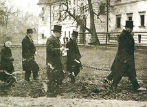  Zdjęcie z albumu przedstawia drogę do kościoła – chodnik usłany gałązkami jodły