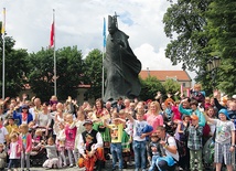  Uczestnicy zjazdu przed pomnikiem Jana Pawła II