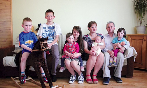 Halina i Krzysztof Biegałowie z dziećmi