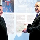 Proboszcz ks. dr Jerzy Zamorski i Witold Karpiński w nowym muzeum parafialnym