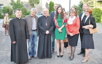  Katarzyna Ziomek (obok bp. Andrzeja Czai) i Gabriela Filonowicz  (druga z prawej), która przyjechała do Otmuchowa z Iquitos