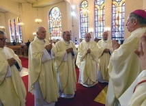 Bp Henryk Tomasik odmawia specjalną modlitwę nad jubilatami