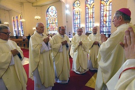 Bp Henryk Tomasik odmawia specjalną modlitwę nad jubilatami