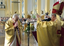Modlitwa biskupa za jubilata z gestem włożenia rąk