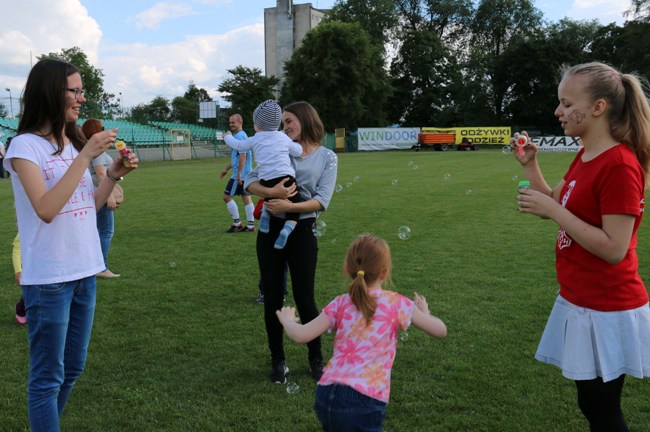 Księża kontra ojcowie i synowie w Radomiu