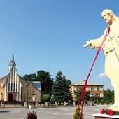  Figura Serca Pana Jezusa na parkingu parafialnym