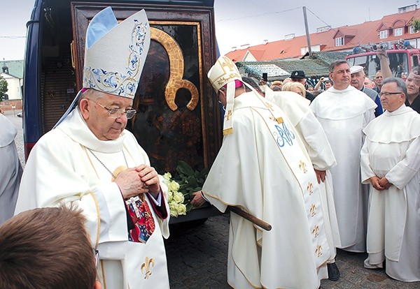 Biskupi Piotr Libera i Roman Marcinkowski witają obraz Czarnej Madonny na pułtuskim rynku