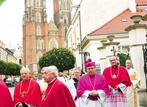 Procesja wyruszyła spod rezydencji arcybiskupów wrocławskich pod tablicę, a stamtąd do katedry 