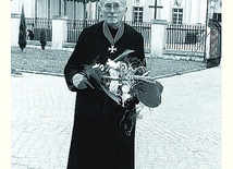 Jedno z ostatnich zdjęć trzebnickiego dziekana – z Krzyżem Komandorskim Orderu Odrodzenia Polski przyznanym przez ówczesnego prezydenta RP  Lecha Wałęsę