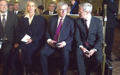  Jean-Claude Juncker (w środku) wielokrotnie opowiadał się za jedną europejską armią. Podczas odbierania Nagrody Mostu podkreślał, że tylko taka armia może zapewnić Europie pokój wywalczony przez poprzednie pokolenia
