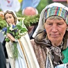  Litewscy pielgrzymi niosą ze sobą obrazy i figury świętych