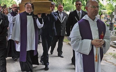 Sławno, 12 czerwca: Pięciu braci Górskich niosło trumnę z ciałem swojej matki Urszuli. Wśród nich trzech księży. Od tyłu: Robert, Marcin, Jacek (dominikanin) 