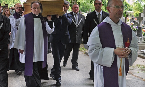 Sławno, 12 czerwca: Pięciu braci Górskich niosło trumnę z ciałem swojej matki Urszuli. Wśród nich trzech księży. Od tyłu: Robert, Marcin, Jacek (dominikanin) 