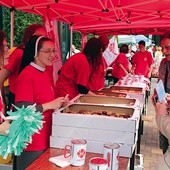  Wolontariusze Caritas podczas rodzinnego pikniku