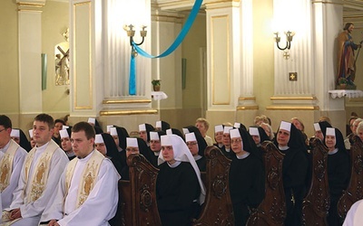  Neoprezbiterzy udzielili siostrom elżbietankom i parafianom błogosławieństwa prymicyjnego 