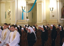  Neoprezbiterzy udzielili siostrom elżbietankom i parafianom błogosławieństwa prymicyjnego 