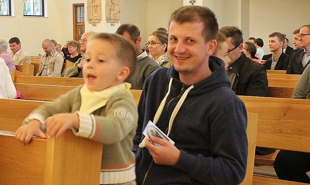 Tatusiowie małych i starszych dzieci razem przyszli na parafialny Dzień Ojca
