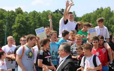 Puchar i pierwsze miejsce zdobyła drużyna ministrantów i lektorów parafii św. Józefa w Zabrzegu