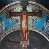 Krzyż nad ołtarzem