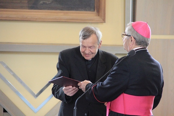 Wręczenie dekretów do pracy w nowych parafiach