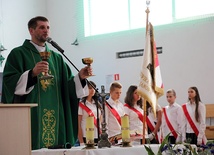 Ks.Tomasz Jackowski sprawuje Mszę św. w szkole w Janowie