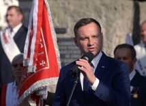 - Jestem tutaj, by pochylić głowę przed ofiarami, rannymi, ich rodzinami i wszystkimi, którzy pokazali bohaterstwo domagając się normalnego życia - mówił Andrzej Duda