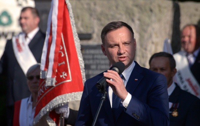 - Jestem tutaj, by pochylić głowę przed ofiarami, rannymi, ich rodzinami i wszystkimi, którzy pokazali bohaterstwo domagając się normalnego życia - mówił Andrzej Duda