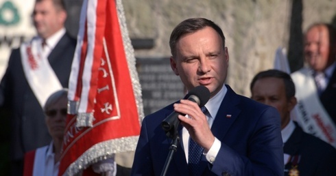 - Jestem tutaj, by pochylić głowę przed ofiarami, rannymi, ich rodzinami i wszystkimi, którzy pokazali bohaterstwo domagając się normalnego życia - mówił Andrzej Duda