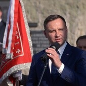 - Jestem tutaj, by pochylić głowę przed ofiarami, rannymi, ich rodzinami i wszystkimi, którzy pokazali bohaterstwo domagając się normalnego życia - mówił Andrzej Duda