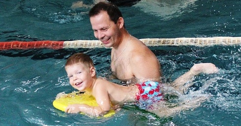 Tato Sławomir Łagowski z jednym ze swoich czterch synów. Pływała też z nimi mama Kasia. Stanowili najliczniejszą rodzine na maratonie