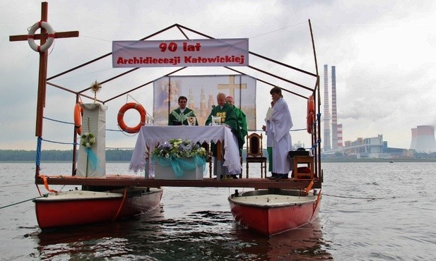 Ołtarz huśta się na omegach