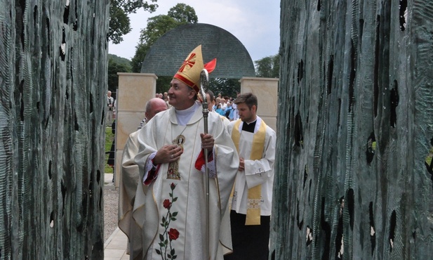 Bp Andrzej Jeż przechodzi przez Morze Czerwone