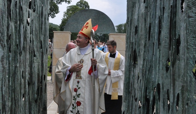 Bp Andrzej Jeż przechodzi przez Morze Czerwone