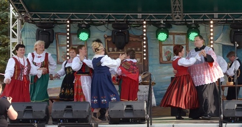 Ksiądz musi się bawić na weselu, bo Pan Jezus był na godach w Kanie Galilejskiej