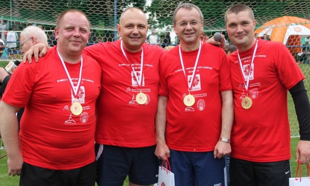 Biskup dobrze strzelał, dyrektor Caritas kibicował
