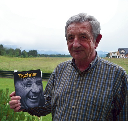  Najmłodszy brat księdza profesora Kazimierz Tischner w swoim domu  w Łopusznej zapoznaje się z najnowszą książką o autorze „Etyki Solidarności”